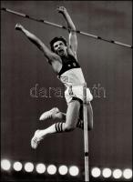 cca 1985 Kovács Pál: Rúdugró, feliratozott vintage fotóművészeti alkotás, 39x29 cm