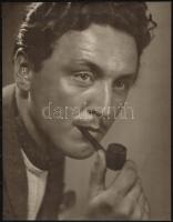 1940 Gisser Gyula (1901-1986): Férfi portré, feliratozott vintage fotóművészeti alkotás, 34x26,5 cm