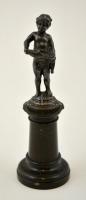 Cipőt tartó puttó figura bronz szobrocska, márvány talapzaton (lepattanásokkal) / Bronz mini putto on marble pedestal