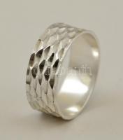 Ezüst(Ag) bordás gyűrű, jelzett, méret: 53, nettó: 2,5 g