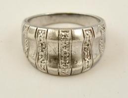 Ezüst(Ag) apró kövekkel díszített bordás gyűrű, jelzett, méret: 55, bruttó: 4,9 g