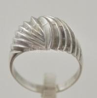 Ezüst(Ag) bordázott gyűrű, jelzett, méret: 53, nettó: 3,2 g