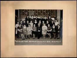 1942 Nőiszabó ipari szakrajztanfolyam hallgatói, tablókép, kartonra ragasztva, feliratozva, 16×20,5 cm