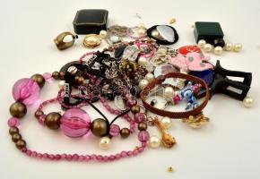 Doboznyi nyaklánc, medál, karkötő stb.(kb. 40 db) + rézszínű gyűrű