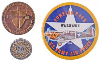 7db-os vegyes jelvény tétel, főleg militária témában, benne szovjet jelvények; "Curtiss P-40E&q...