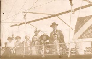 1914 Abbazia, molo, csoportkép hajókirándulásról / boat trip group, Atelier Betty photo