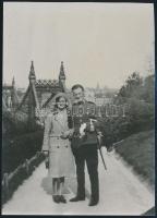 cca 1930-1940 Budapest, Erzsébet híd, Katonatiszt feleségével, későbbi előhívás, 17x13 cm