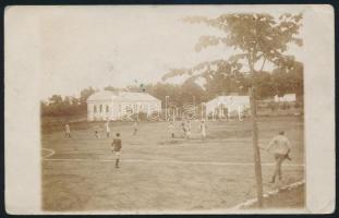 1914 Egy futball mérkőzés fotója, fotólap, feliratozva hátoldalán, 8.5x13.5 cm.