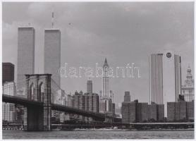 1979 Jankovszky György(1946-): New York, World Trade Center, feliratozva, aláírt, pecséttel jelzett, kartonra kasírozva, 12,5x17,5 cm