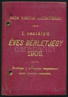 1902 M. Kir. Államvasutak fényképes I. osztályú kedvezményes árú éves bérletjegye, közp. mértékhiteleső m. kir. bizottsági főfelügyelő részére, aranyozott bőrtokban, aláírással, a keményhátú fotó kiszakadt a bőrtokból.