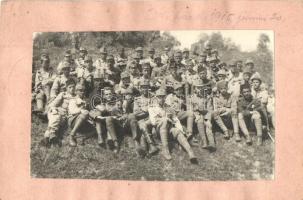 1915 Első világháborús tábori posta képeslap, beragasztott fotóval, K.u.K. és bosnyák katonák csoportképe a déli frontról / WWI military field post with glued photo, K.u.K. and Bosnian soldiers group picture, '5/7 Pionierkompagnie' (EK)