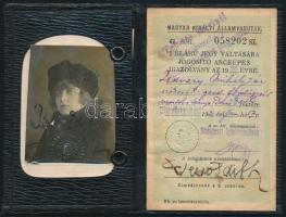 1921-1922 Magyar Királyi Államvasutak féláru-jegy váltására jogosító arcképes igazolványa, fényképpe...