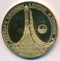 Rónay Attila (1971-) 2005. "Farkas Bertalan / 25 éves a magyar űrrepülés" aranyozott fém e...