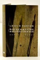 Márton, László: Die schattige Hauptstraße. Bécs, 2003, Paul Zsolnay Verlag. Kartonált papírkötésben, papír védőborítóval, jó állapotban.