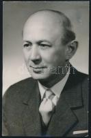 Kellér Dezső (1905-1986) író, humorista aláírása őt ábrázoló fotó hátoldalán, 6x9 cm