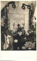 Székesfehérvár, Prohászka Ottokár sírja virágokkal, photo