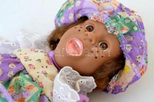 Mókás arcú baba, műanyag fejjel és végtagokkal, m: 20 cm