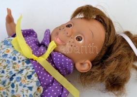 Mókás arcú baba, műanyag fejjel és végtagokkal, m: 20 cm