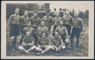 1921 Egy katonai üteg futballcsapatának fotója, fotólap, hátoldalon a játékosok neveivel, 9x14 cm.