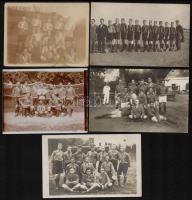 cca 1920-1921 Futballcsapatok képei, 5 db, fotólap, kettőn katonákkal, az egyik viseltes, foltos, fakó,  az egyik a hátoldalon feliratozva, 9x12 cm és 9x14 cm közötti méretben.