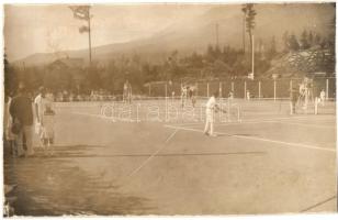 Ótátrafüred, Stary Smokovec, Alt-Schmecks; Teniszpálya teniszezőkkel / tennis court, photo (ragasztónyomok / glue marks)