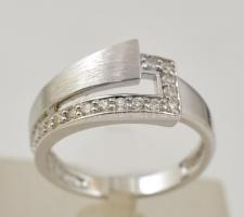 Ezüst(Ag) apró kövekkel díszített gyűrű, jelzés nélkül, méret: 52, bruttó: 2,9 g