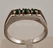 Ezüst(Ag) 3 apró zöld kővel díszített gyűrű, jelzés nélkül, méret: 53, bruttó: 2,9 g