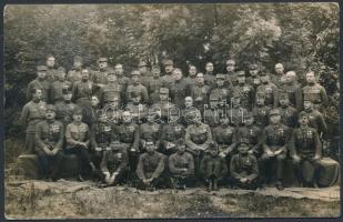 cca 1920 Katonatisztek csoportképe, némelyik ruházatán számos kitüntetés, elküldött képeslap, a hátoldalon szémélyes hangú sorokkal, 9x14 cm.