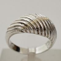 Ezüst(Ag) bordázott gyűrű, jelzett, méret: 52, nettó: 5,9 g