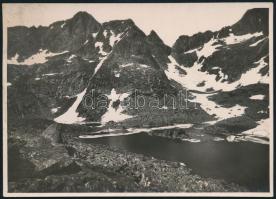 cca 1910  Magas-Tátra, Békás-tavak a Tengerszem-csúcs felé, Erdélyi Mór felvétele, hátulján feliratozva, 11,5×16 cm / Vysoké Tatry, vintage photo, with notes on its back,  11,5×16 cm