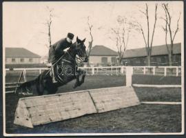 cca 1910-1920 Ló és lovasa legyőzi az akadályt, 8x11 cm.
