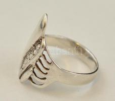 Ezüst(Ag) mintás gyűrű apró kövekkel, jelzett, méret: 51, bruttó:2,7 g