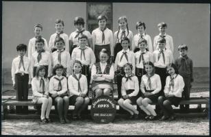 cca 1928-1975 10 iskolai osztálykép, 8,5x13,5 és 18x24 cm közötti méretekben