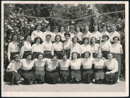 cca 1928-1975 10 iskolai osztálykép, 8,5x13,5 és 18x24 cm közötti méretekben