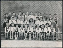 cca 1928-1975 10 iskolai osztálykép, 8,5x13,5 és 18x24 cm közötti méretekben