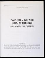 Hörmann, Fritz-Hesztera, Gerald: Zwischen Gefahr und Berufung. Gendarmerie in Österreich. Wien, 1999, Museumverein Werfen. Kiadói kartonált kötés, papír védőborítóval, jó állapotban.
