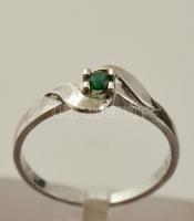 Ezüst(Ag) zöld köves gyűrű, jelzett, méret: 55, bruttó: 1,9 g