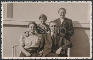 1942 Dr. Kiss Ferenc(1889-1966) Kossuth-díjas magyar orvos, anatómiai professzor családjával, fotó, 9x14 cm
