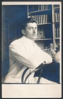 1928 Dr. Kiss Ferenc(1889-1966) Kossuth-díjas magyar orvos, anatómiai professzor szobájában, fotó, 13,5x8,5 cm
