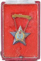 1953. Sztahanovista zománcozott fém kitüntetés sérült dísztokban T:2-