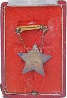 1953. "Sztahanovista" zománcozott fém kitüntetés sérült dísztokban T:2-