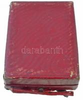 1953. "Sztahanovista" zománcozott fém kitüntetés sérült dísztokban T:2-