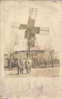 Russische Windmühle, Verlag der K.u.K. Feldbuchhandlungen des 4. AK. / K.u.K. katonák orosz szélmalmok előtt / WWI K.u.K. soldiers before Russian wind mills (EK)