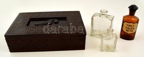 Régi fa doboz kis sérülésekkel, hozzá 3 db üveggel, doboz: 27x18x7,5 cm, üvegek: m: 8, 12 és 14 cm
