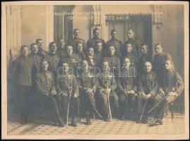 1923 A nagyváradi M. Kir Honvéd Hadapród-Iskola 10 éves találkozójának tablófotója, kartonra kasíroz...
