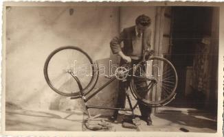 Kerékpárszerelő férfi / Bicycle Mechanic man, photo