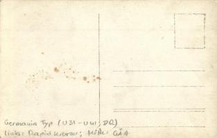 Német típusú U-31 és U-41-es tengeralattjárók az SMS Gäa/Gaea előtt, balra gyorscirkáló / Germania T...