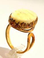 Aranyozott ezüst(Ag) gyűrű, fehér borostyánnal, jelzett, méret: 56, bruttó: 4,9 g