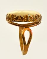 Aranyozott ezüst(Ag) gyűrű, fehér borostyánnal, jelzett, méret: 56, bruttó: 4,9 g