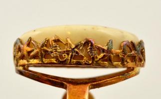 Aranyozott ezüst(Ag) gyűrű, fehér borostyánnal, jelzett, méret: 56, bruttó: 4,9 g